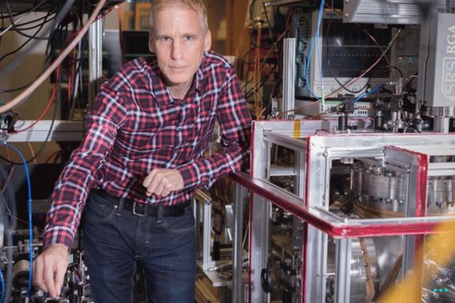 Group leader Eric Hessels in his York 대학  lab.