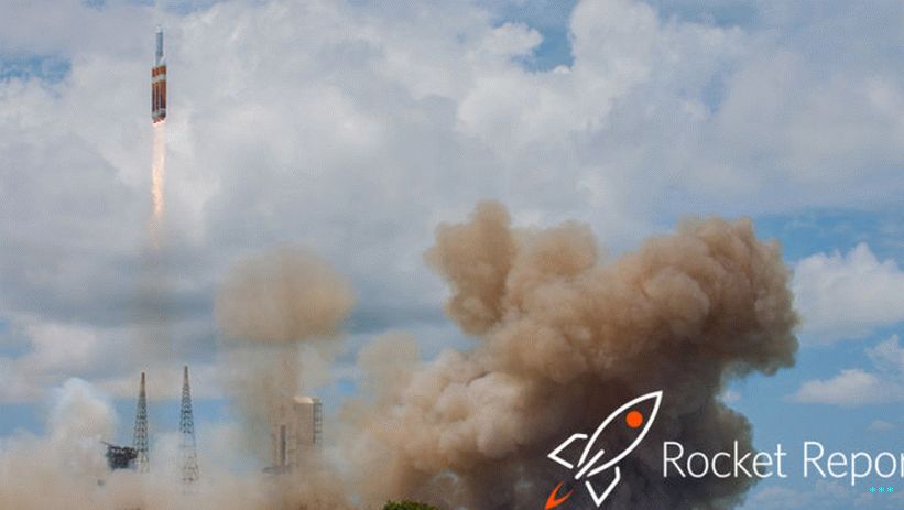 만화 로켓은 실제 로켓 발사에 겹쳐져있다.